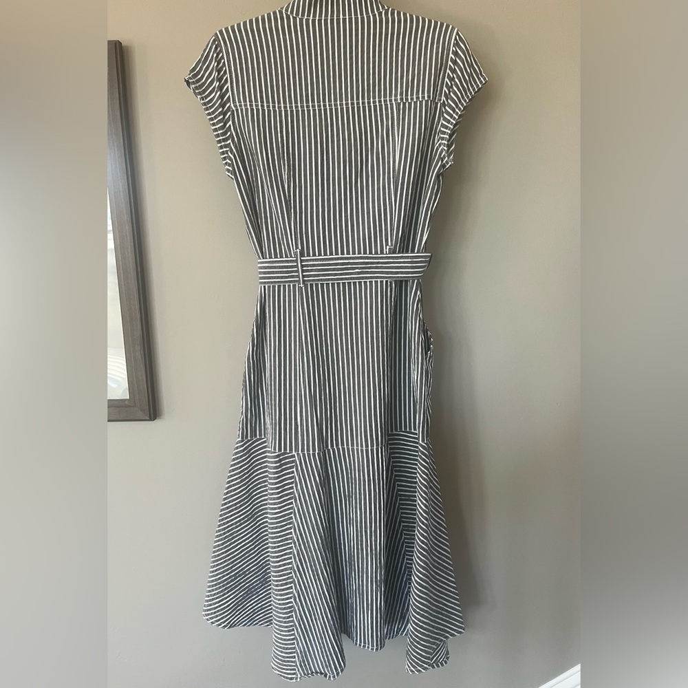 WHBM - adorable seersucker dress! Cotton blend. Size 4. Really flattering cut! - Picture 7 of 8